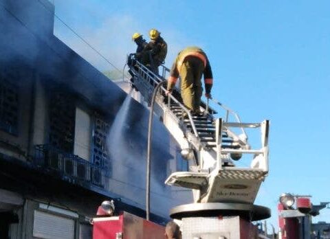 Incendio afecta almacén en el sector San Carlos