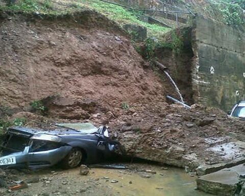 Firefighters inspect collapse of retaining wall in Colinas de Bello Monte