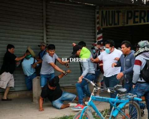 First day of strike in Santa Cruz starts with one dead in clashes, blockades, strong police presence and an ongoing dialogue