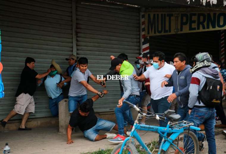 First day of strike in Santa Cruz starts with one dead in clashes, blockades, strong police presence and an ongoing dialogue