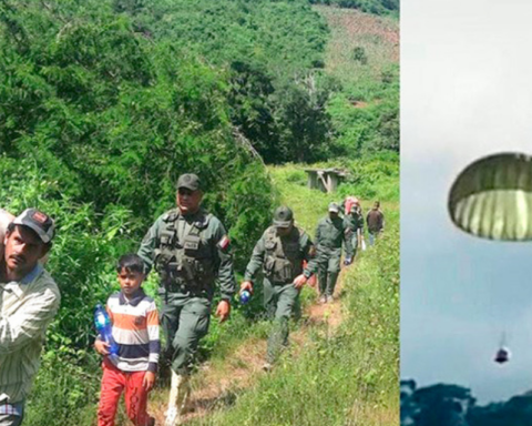 Food arrives by parachute to areas of difficult access in Las Tejerías