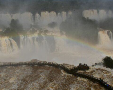 Footbridge over Iguaçu Falls reopens after flow reduction
