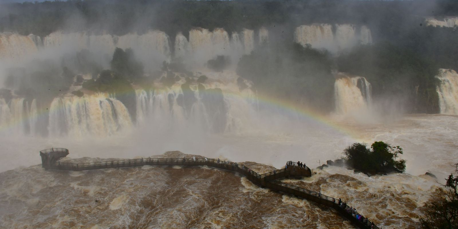 Footbridge over Iguaçu Falls reopens after flow reduction