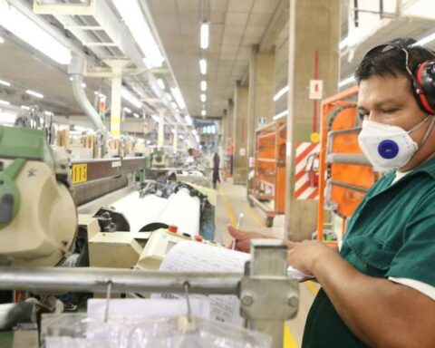 Formal employment grew 6% in August, what are the items with the greatest progress?