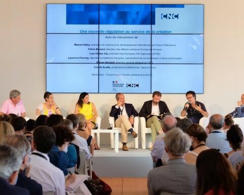 France will welcome filmmakers victims of "persecution or political violence"