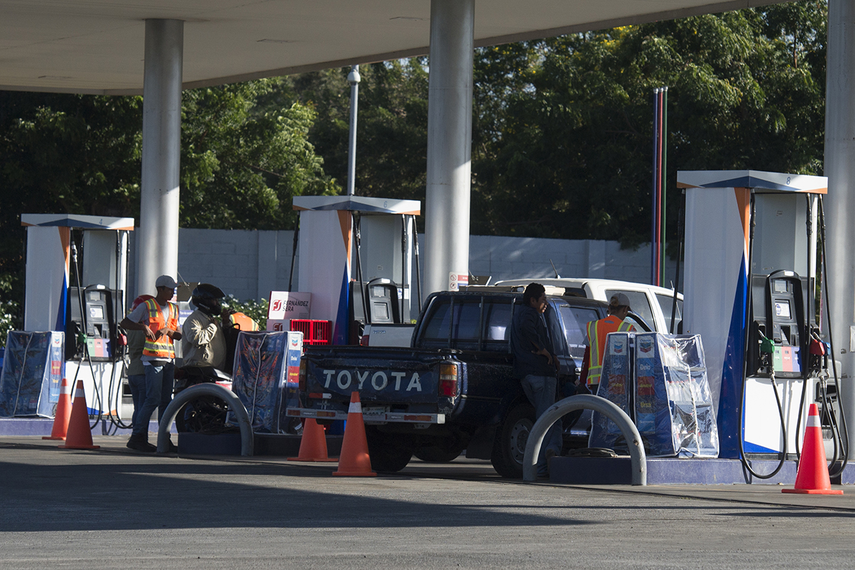 Gasoline in Nicaragua remains above 5 dollars a gallon, one of the most expensive in AL