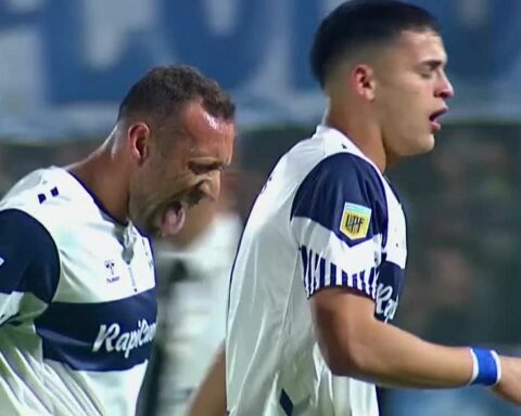 Gimnasia-Boca suspended after 9 minutes due to incidents with fans