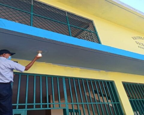 El Jefe de Gobierno de Caracas, Nahúm Fernández, informó desde la escuela Distrital Páez, en la Parroquia San Pedro, que en conjunto con las Brigadas Comunitarias Militares (Bricomiles), fueron rehabilitados los espacios de esta unidad educativa. 
