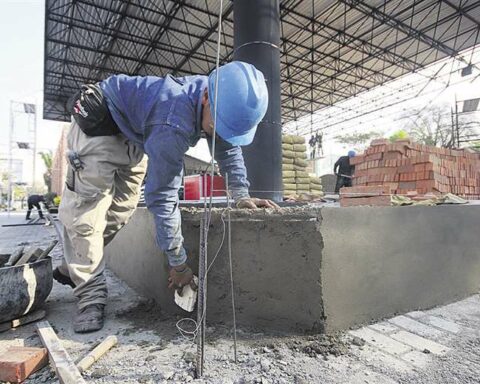 Government prohibits imposing discounts or mandatory vacations on companies that suspended their work due to the civic strike