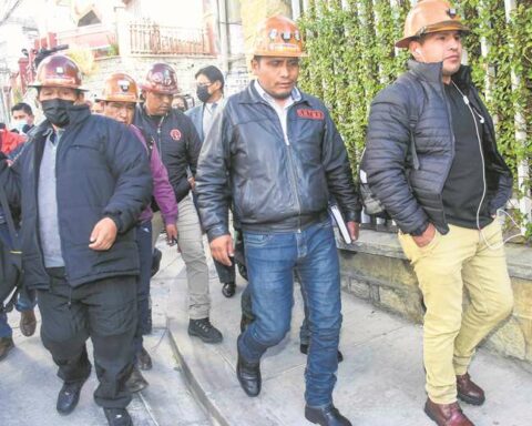 Government stops two of seven conflicts;  problem between miners and COB remains