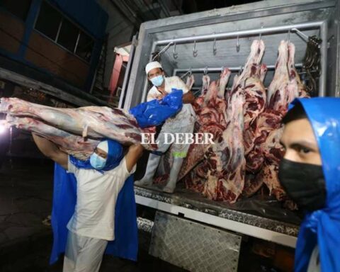 Government supervises delivery of meat directly to retail traders