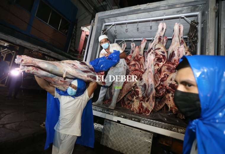 Government supervises delivery of meat directly to retail traders