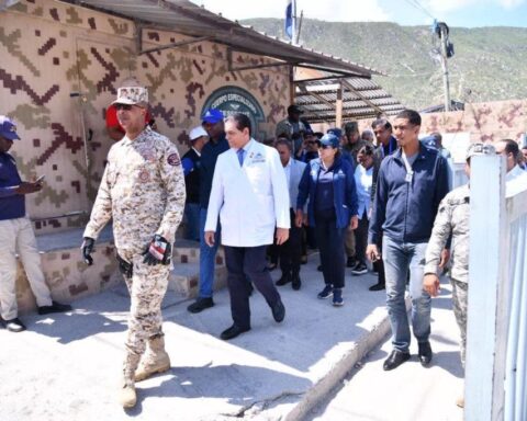 The Minister of Health, Daniel Rivera, during a tour of the border area as a cholera prevention measure.
