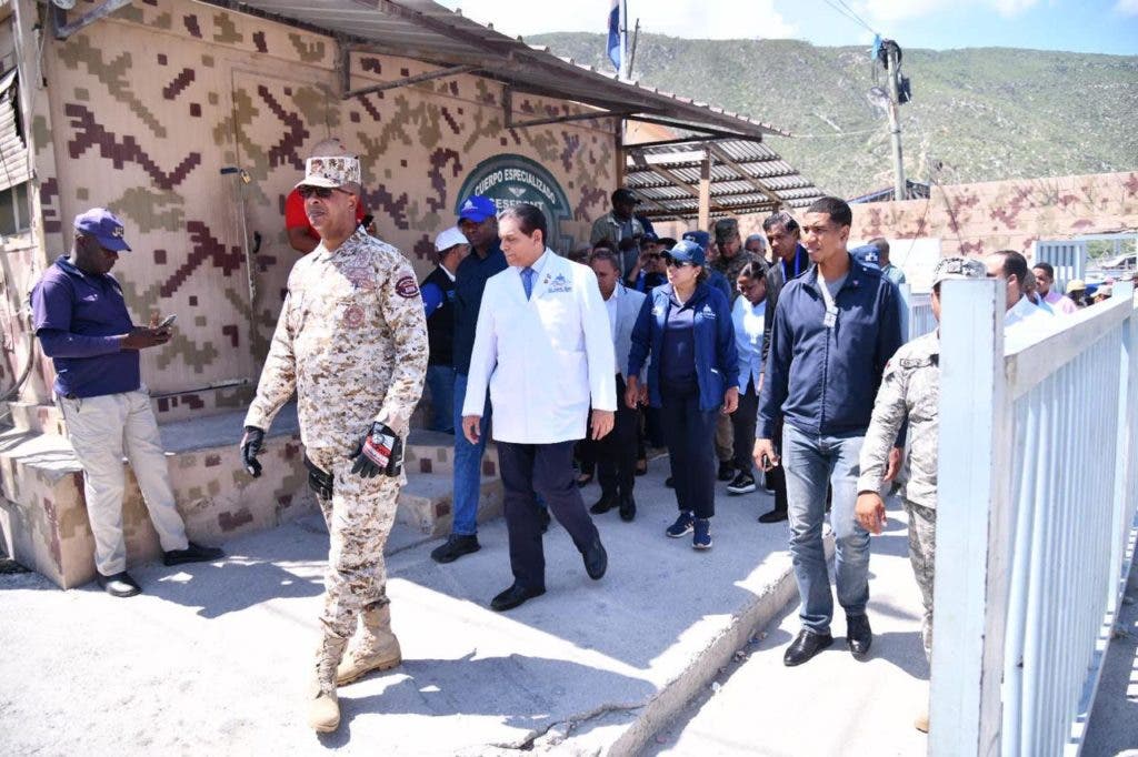 The Minister of Health, Daniel Rivera, during a tour of the border area as a cholera prevention measure.