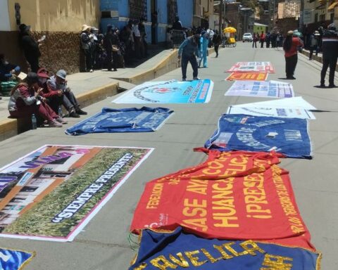 Health sector holds 48-hour protest in Huancavelica