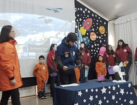 History: Students from the Esperanza Base talked with an astronaut