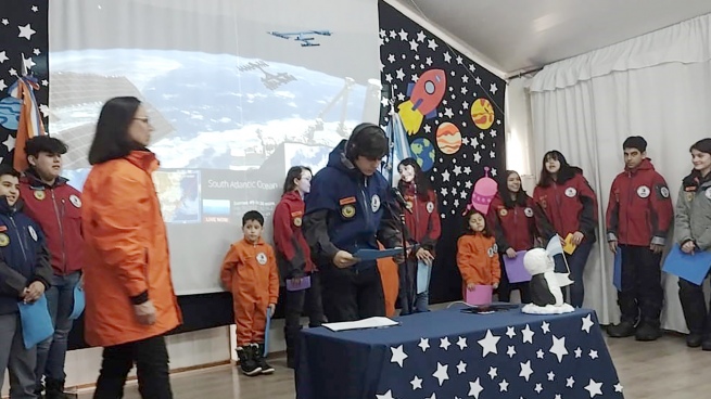 History: Students from the Esperanza Base talked with an astronaut