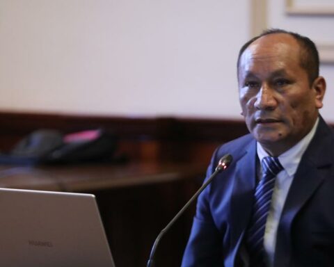 How many former ministers of Pedro Castillo face tax investigations?