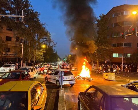 Una motocicleta de la policía ardiendo durante una protesta por la muerte de Mahsa Amini (WANA Agencia de Noticias de Asia Occidental vía REUTERS)