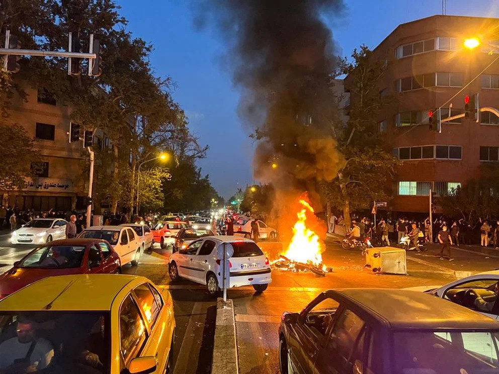 Una motocicleta de la policía ardiendo durante una protesta por la muerte de Mahsa Amini (WANA Agencia de Noticias de Asia Occidental vía REUTERS)