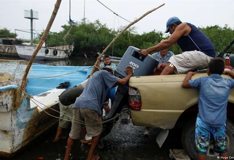 Hurricane Roslyn makes landfall in Mexico