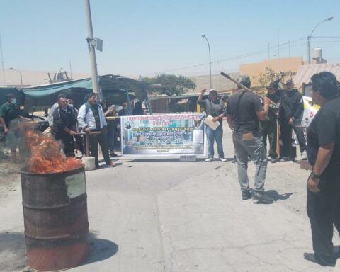 INPE workers begin indefinite strike with protest at the Pocollay prison in Tacna