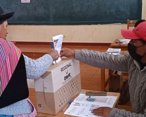 If you were a volunteer polling station member in the elections, that way you can collect the 120 soles