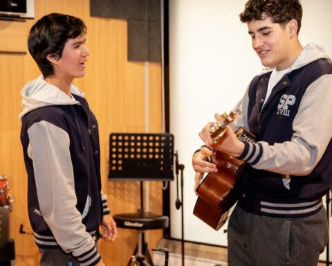 "I'm still standing here", an album composed, performed and produced by high school students