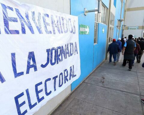 In Cusco, three titular members of a voting table were deceased persons