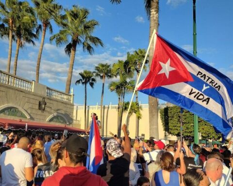 In Miami, they support the protests in Cuba and ask that the US not give aid to the regime