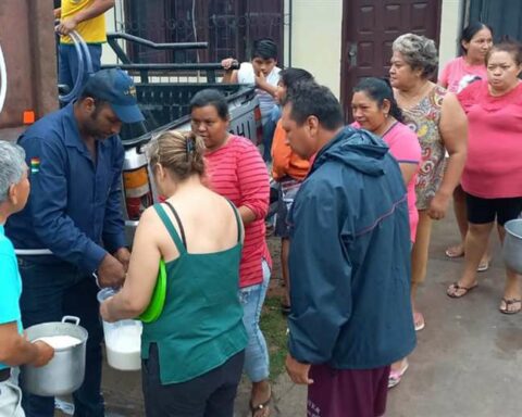 In Santa Cruz dairy farmers declare an emergency due to "criminal fence" and urges the Government to "guarantee life"