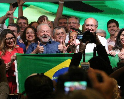 In his first speech, Lula says that fighting poverty is his mission