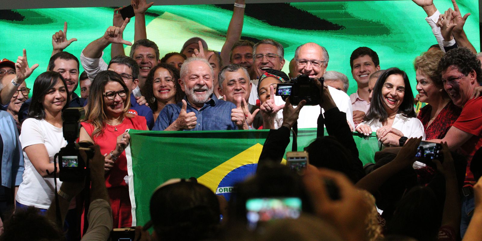 In his first speech, Lula says that fighting poverty is his mission