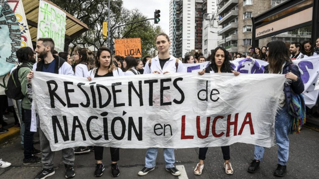 In the middle of a new strike day, resident doctors will be received by Fernán Quirós