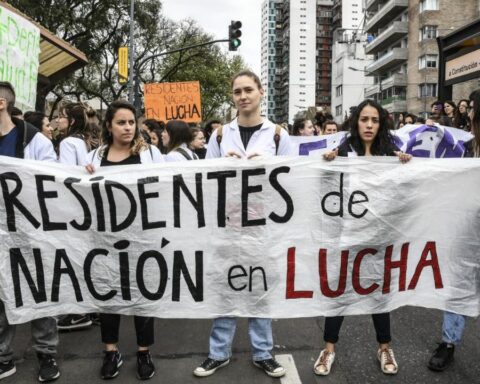 In the middle of a new strike day, resident doctors will be received by Fernán Quirós