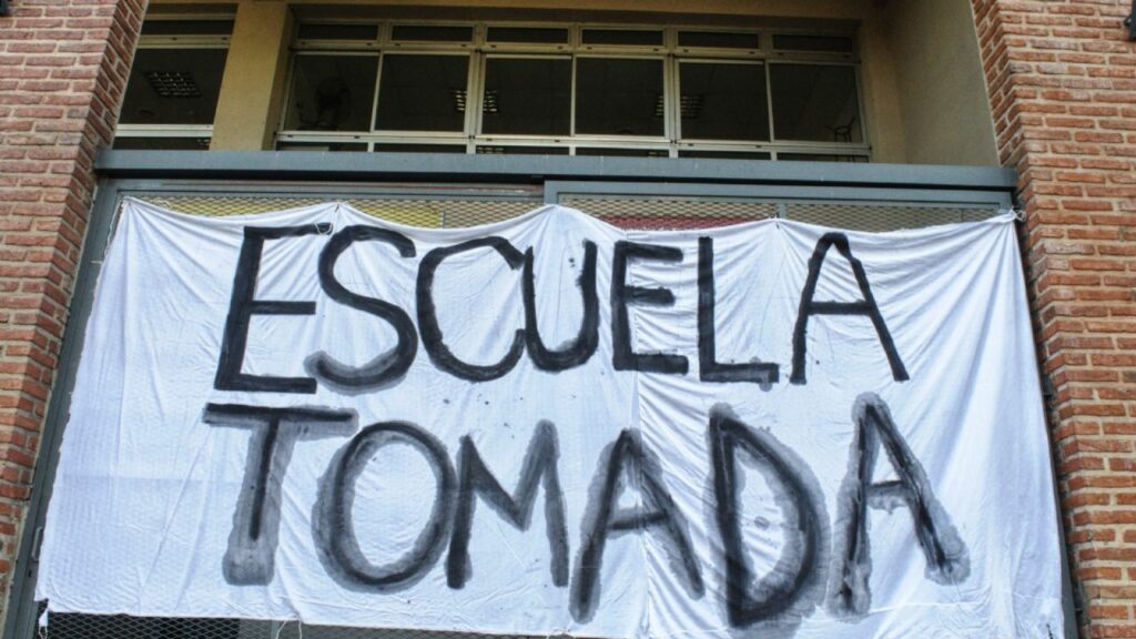 In two institutions the occupation of schools with a popular pot is maintained