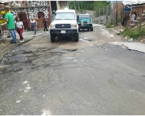 Inhabitants of the Esmeralda sector in La Vega cry out for paving