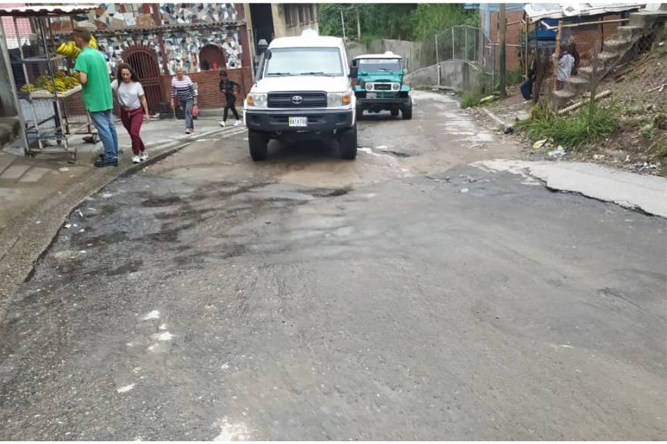 Inhabitants of the Esmeralda sector in La Vega cry out for paving