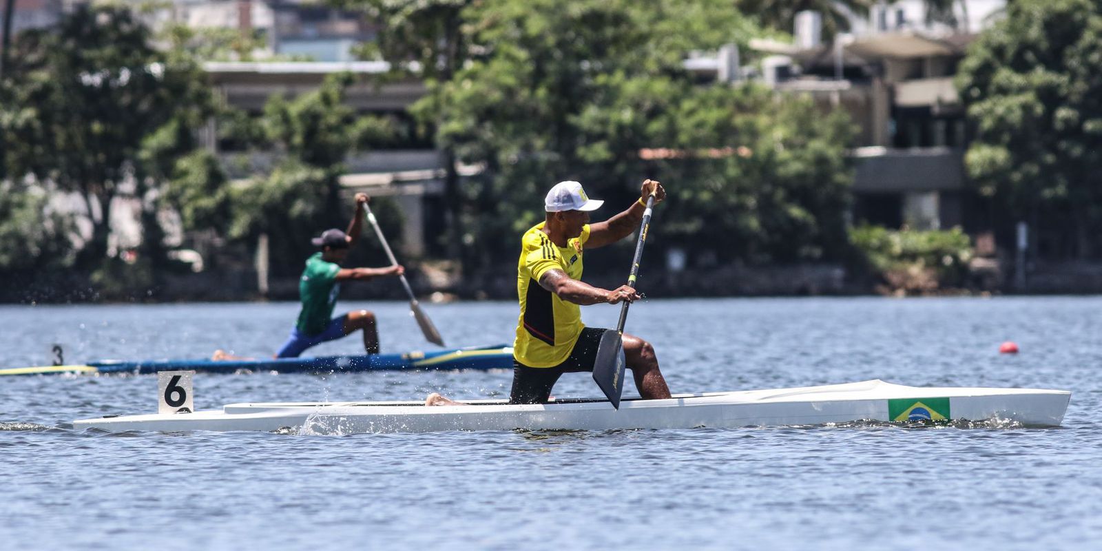 Isaquias Querioz lives a special day at the Copa Brasil de Canoagem