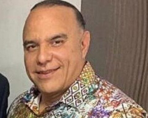 Jueza de La Vega le cambia grilletes a Miky López por presentación periódica