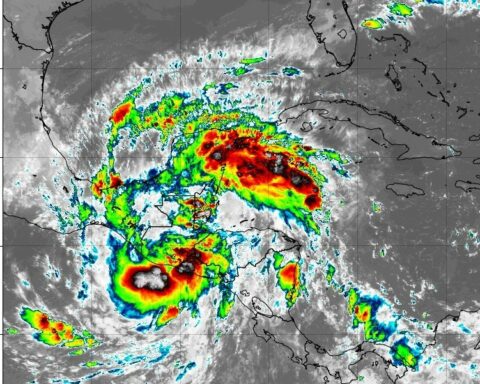 Julia leaves Nicaragua but still represents danger