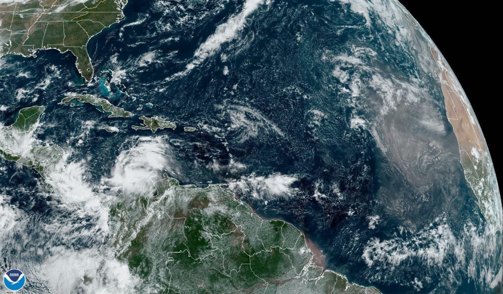 "Julia" strengthens and advances towards the Caribbean coast of Nicaragua