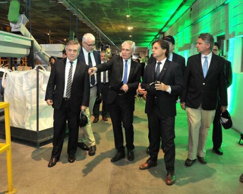 Lacalle Pou participated in the inauguration of a plant that recycles plastic containers in Pando