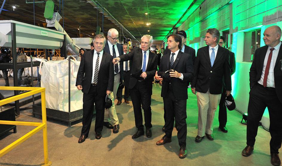 Lacalle Pou participated in the inauguration of a plant that recycles plastic containers in Pando