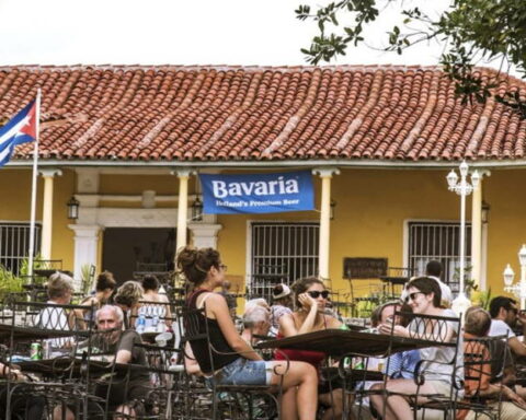 Cervecería en Cuba con un cartel de Bavaria Bier, Cerveza, Cerveceras