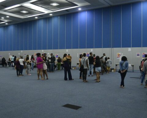 Largest polling place in the city of Rio de Janeiro has queues