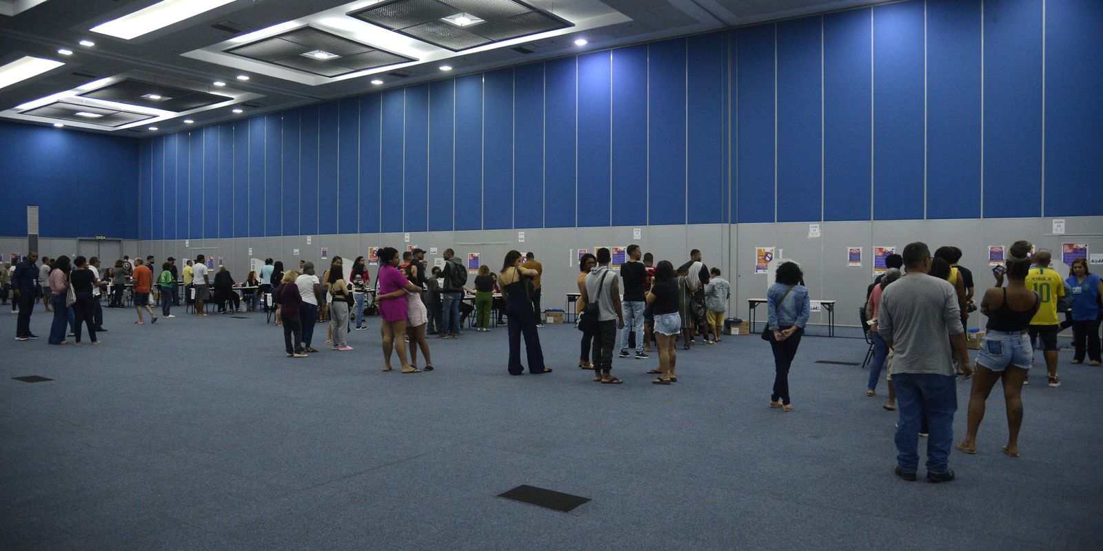 Largest polling place in the city of Rio de Janeiro has queues