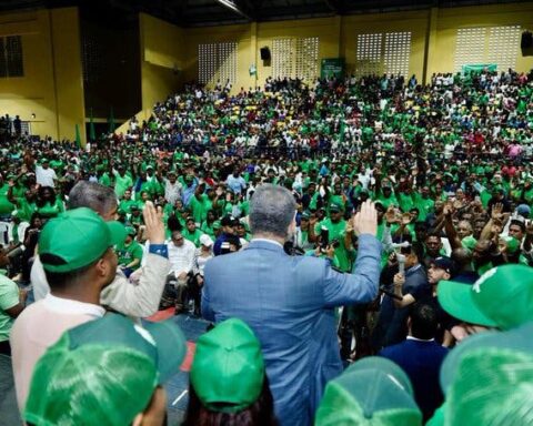 Leonel Fernández swears several leaders of the Monte Plata PRM into the People's Force.