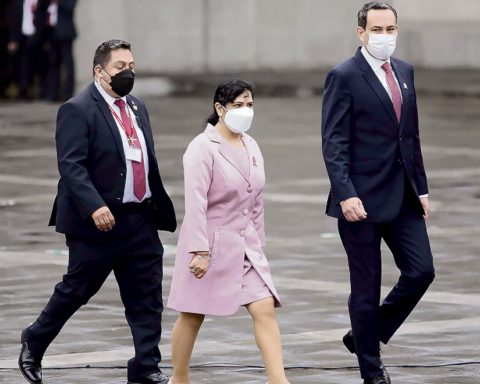 Lilia Paredes' lawyer: "The first lady is not going to hand over her passport"