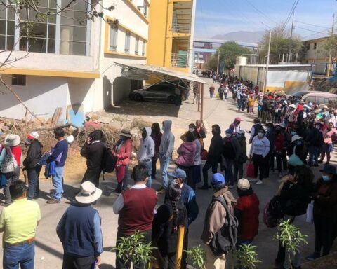 Long queues at the Honorio Delgado Espinoza hospital to make an appointment